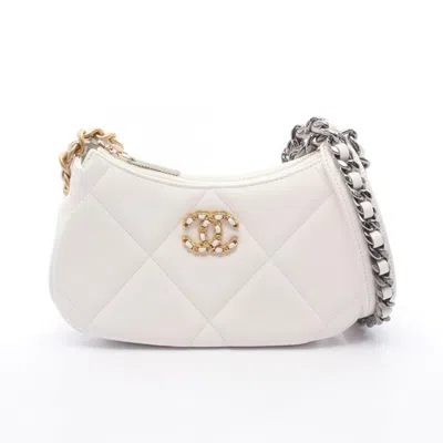 Pre-owned Chanel Matelasse White Leather Shoulder Bag ()