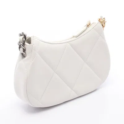 Pre-owned Chanel Matelasse White Leather Shoulder Bag ()