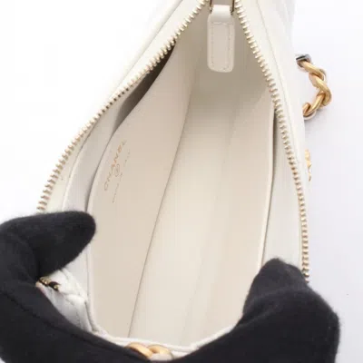 Pre-owned Chanel Matelasse White Leather Shoulder Bag ()