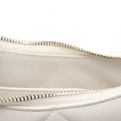 Pre-owned Chanel Matelasse White Leather Shoulder Bag ()