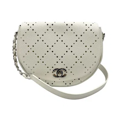 Pre-owned Chanel White Grained Calfskin Shoulder Bag ()