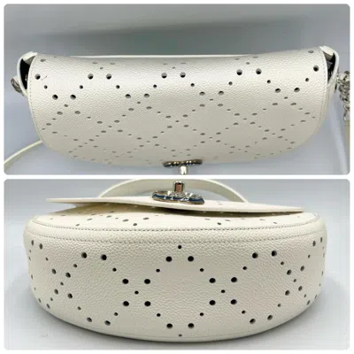 Pre-owned Chanel White Grained Calfskin Shoulder Bag ()