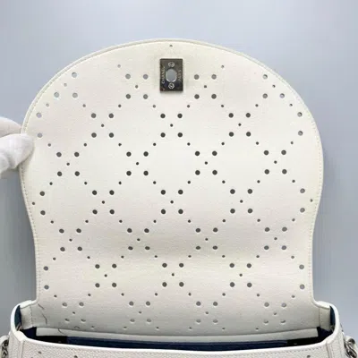 Pre-owned Chanel White Grained Calfskin Shoulder Bag ()