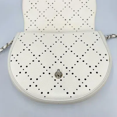 Pre-owned Chanel White Grained Calfskin Shoulder Bag ()