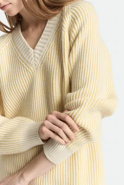 Malo Scollo V In Luxury Cashmere In Yellow
