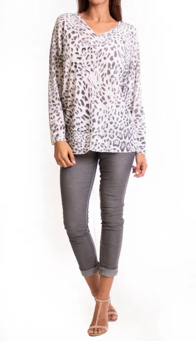 Gigi Moda Cammie Leopard V-neck Sweater In White In Animal Print