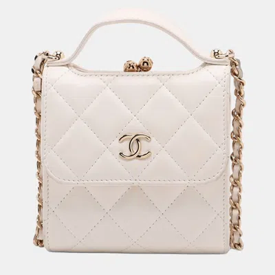 Pre-owned Chanel White Mini Cc Quilted Lambskin Kiss Lock Frame Top Handle Clutch With Chain