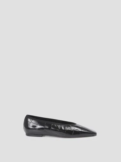 Totême Toteme Minimalist Croco-embossed Ballerinas In Black