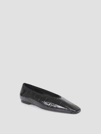 Totême Toteme Minimalist Croco-embossed Ballerinas In Black