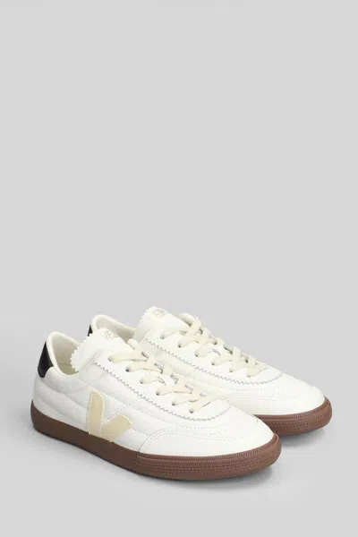 Veja Low-top Round Toe Sneakers With Contrast Sole In White