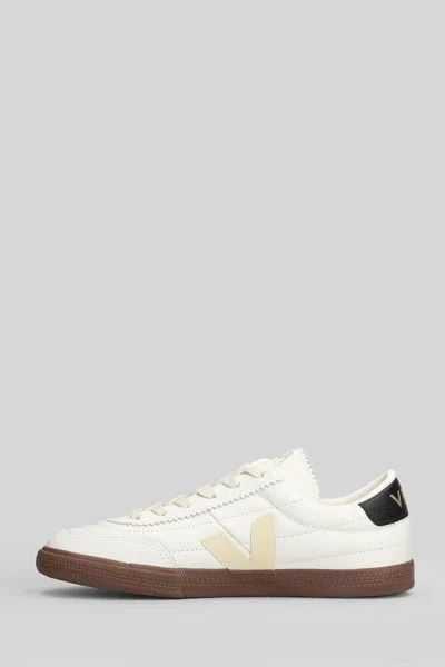Veja Low-top Round Toe Sneakers With Contrast Sole In White