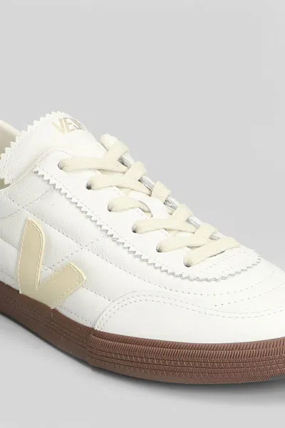 Veja Low-top Round Toe Sneakers With Contrast Sole In White