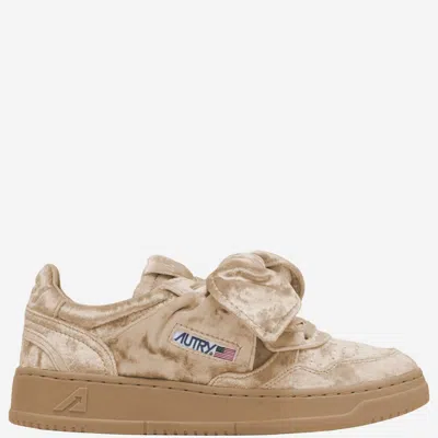 Autry Medalist Low Velvet Sneakers In Neutral