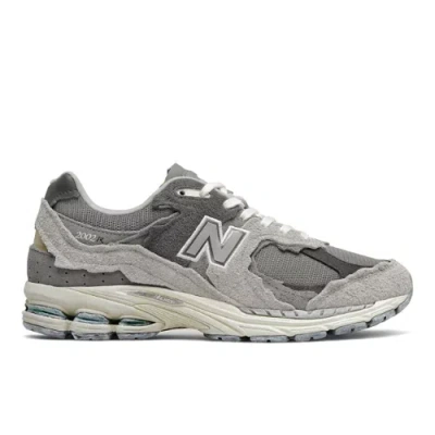 New Balance Layered Mesh And Suede Sneakers With Retro Aesthetic In Gray