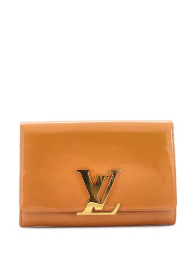 Pre-owned Louis Vuitton Louise Patent Mm Clutch Bag In Neutral