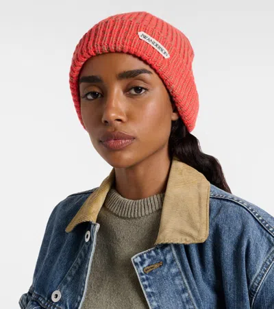 Jw Anderson Ribbed-knit Wool And Cotton Beanie In Red