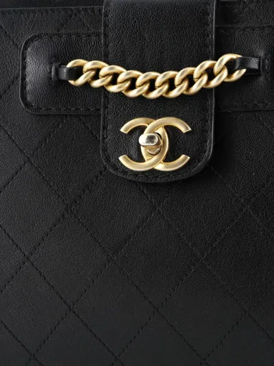 Pre-owned Chanel Cc Front Chain Pocket Stitched Leather Medium Tote Bag In Black