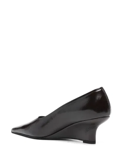 Totême Sharp Naplack Wedge Pumps Bark In Multi