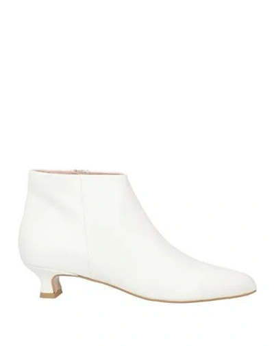 Noa A. Woman Ankle Boots Cream Size 7 Leather In White