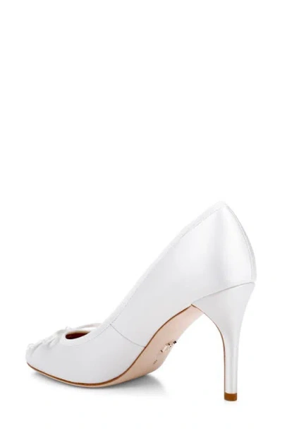 Badgley Mischka Omaria Pump In White