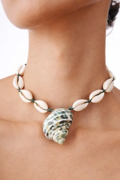 Velvet Luna Cowrie Shell Choker With Seashell Pendant In Green