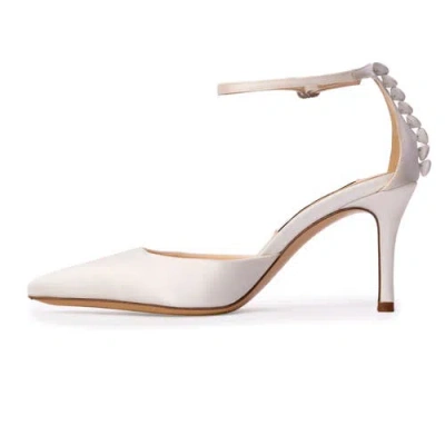 Anne Barge Grace Pump In White