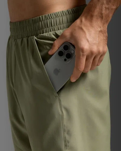 2xu Aero 7 Inch Shorts In Green