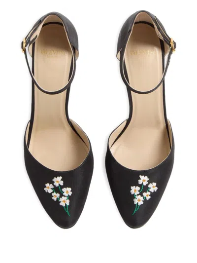 Valentino Garavani Pumps Floral Embroidery Gold-tone Hardware In Black