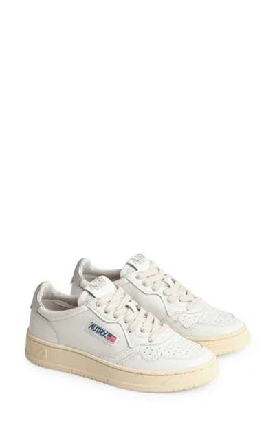 Autry Low Medalist Sneakers In White Leather E Powder E Suede Beige