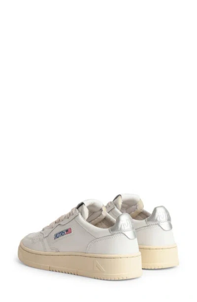 Autry Low Medalist Sneakers In White Leather E Powder E Suede Beige