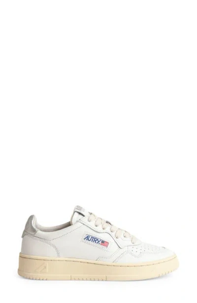 Autry Low Medalist Sneakers In White Leather E Powder E Suede Beige