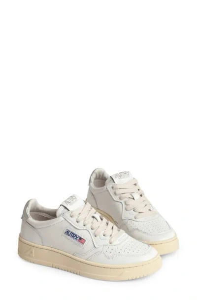 Autry Low Medalist Sneakers In White Leather E Powder E Suede Beige