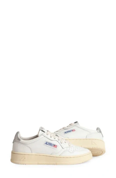 Autry Low Medalist Sneakers In White Leather E Powder E Suede Beige