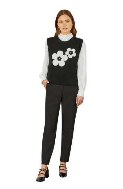 Yumi Knitted Floral Sleeveless Sweater Vest In Black