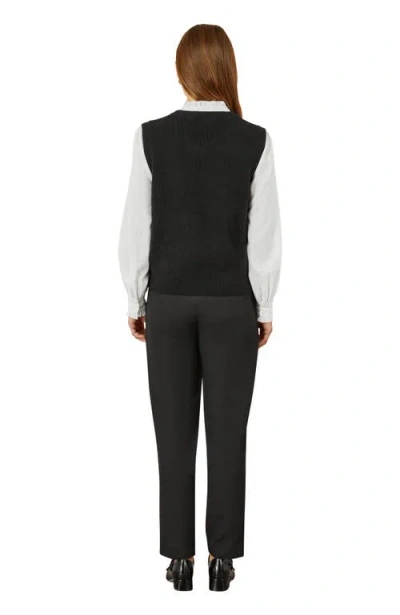 Yumi Knitted Floral Sleeveless Sweater Vest In Black