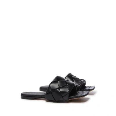 Bottega Veneta Intrecciato Leather Flat Sandals Women In Black