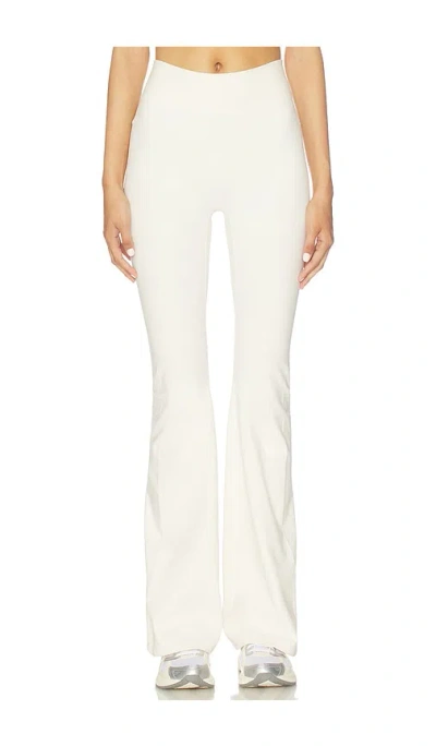 437 The Leisure Pant In White
