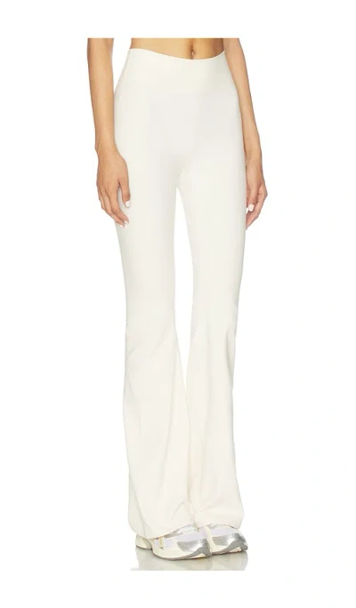 437 The Leisure Pant In White