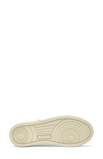 Autry Medalist Low Top Sneaker In White