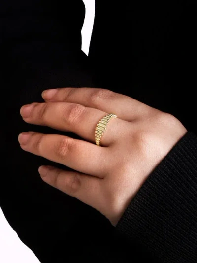 Devata Ribbed Ring In Gold