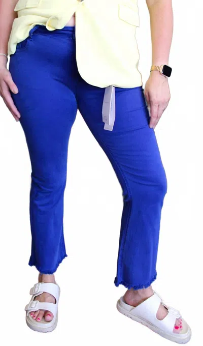 Q2 Maren Raw Hem Jeans In Dark Blue In Blue