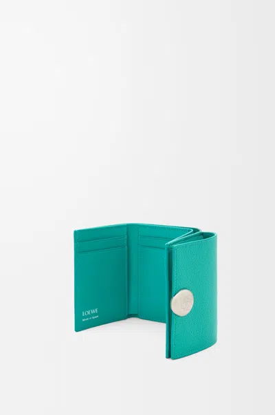Loewe Pebble Trifold Wallet In Pebble Grain Calfskin In Green