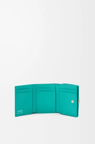 Loewe Pebble Trifold Wallet In Pebble Grain Calfskin In Green