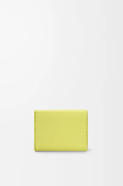 Loewe Portefeuille À Trois Volets Pebble En Cuir De Veau Nappa Brillant In Yellow