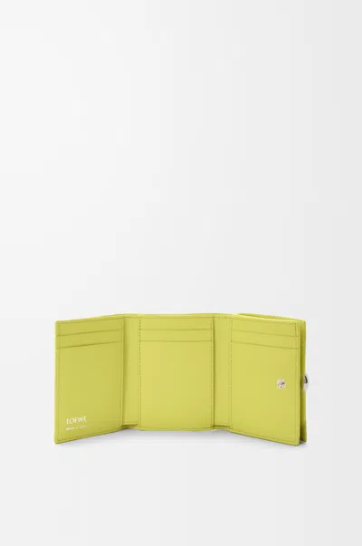 Loewe Portefeuille À Trois Volets Pebble En Cuir De Veau Nappa Brillant In Yellow