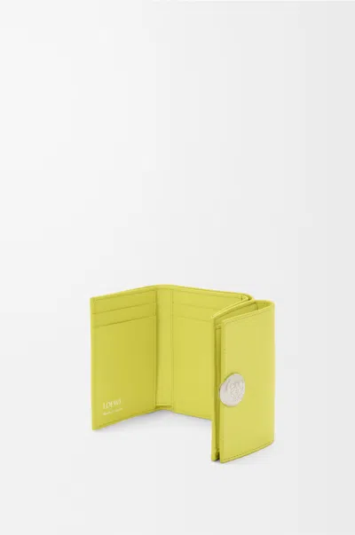 Loewe Portefeuille À Trois Volets Pebble En Cuir De Veau Nappa Brillant In Yellow