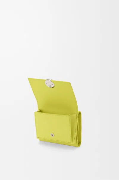 Loewe Portefeuille À Trois Volets Pebble En Cuir De Veau Nappa Brillant In Yellow