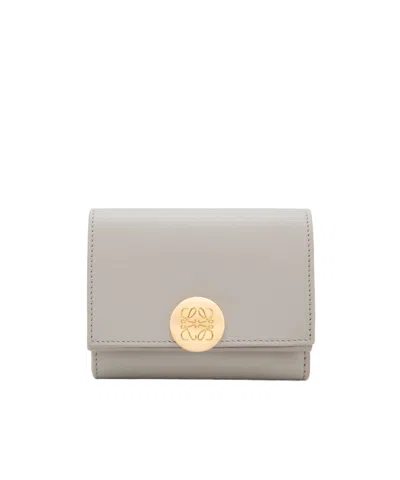 Loewe Portefeuille À Trois Volets Pebble En Cuir De Veau Nappa Brillant In Gray