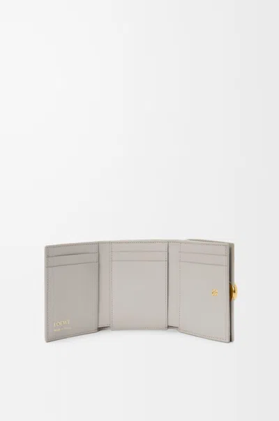 Loewe Portefeuille À Trois Volets Pebble En Cuir De Veau Nappa Brillant In Gray