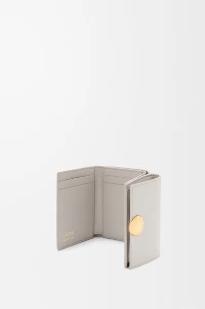 Loewe Portefeuille À Trois Volets Pebble En Cuir De Veau Nappa Brillant In Gray